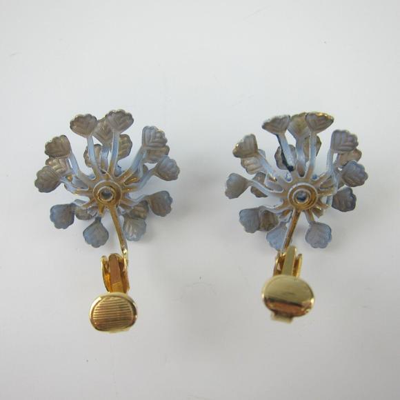 Vintage Clip on Earrings Blue & White Coral Flower Gold tone back Estate Jewelry - Picture 11 of 12